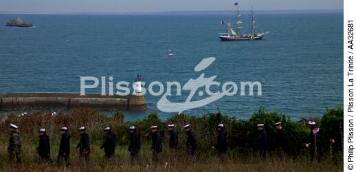 Landing School of mousses on the island of Houat. [AT] - © Philip Plisson / Plisson La Trinité / AA32681 - Photo Galleries - Three-masted ship