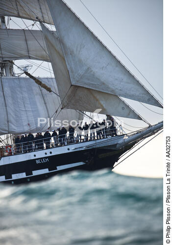 Le Belem entre Groix et Belle-Ile - © Philip Plisson / Plisson La Trinité / AA32753 - Nos reportages photos - Les Grands voiliers