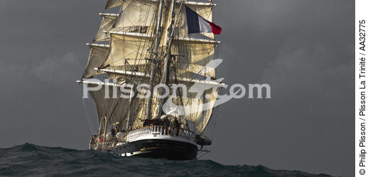 Le Belem entre Groix et Belle-Ile - © Philip Plisson / Plisson La Trinité / AA32775 - Nos reportages photos - Marine nationale