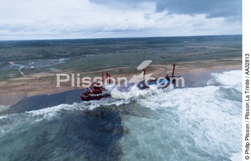 A cargo of 109 meters, the TK Bremen, ran aground on the night of Thursday 15 to Friday 16, December 2011 near the Ria of Etel in Morbihan [AT] - © Philip Plisson / Plisson La Trinité / AA32813 - Photo Galleries - Storm at sea