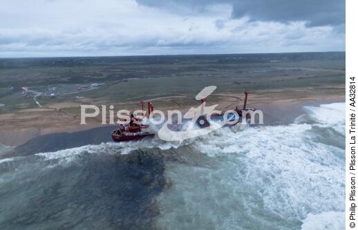 A cargo of 109 meters, the TK Bremen, ran aground on the night of Thursday 15 to Friday 16, December 2011 near the Ria of Etel in Morbihan [AT] - © Philip Plisson / Plisson La Trinité / AA32814 - Photo Galleries - Pollution