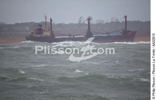 A cargo of 109 meters, the TK Bremen, ran aground on the night of Thursday 15 to Friday 16, December 2011 near the Ria of Etel in Morbihan [AT] - © Philip Plisson / Plisson La Trinité / AA32815 - Photo Galleries - Storm at sea