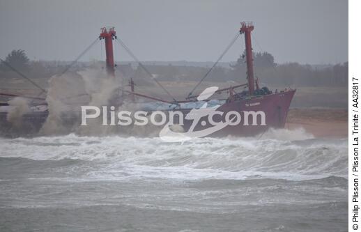 A cargo of 109 meters, the TK Bremen, ran aground on the night of Thursday 15 to Friday 16, December 2011 near the Ria of Etel in Morbihan [AT] - © Philip Plisson / Plisson La Trinité / AA32817 - Photo Galleries - Pollution