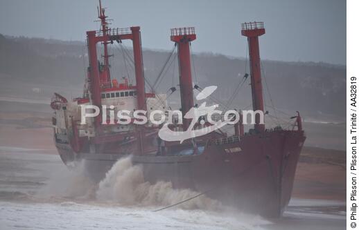 A cargo of 109 meters, the TK Bremen, ran aground on the night of Thursday 15 to Friday 16, December 2011 near the Ria of Etel in Morbihan [AT] - © Philip Plisson / Plisson La Trinité / AA32819 - Photo Galleries - TK Bremen grounding
