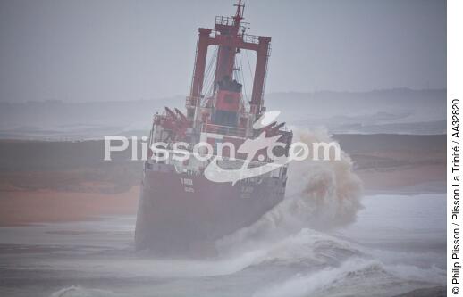 A cargo of 109 meters, the TK Bremen, ran aground on the night of Thursday 15 to Friday 16, December 2011 near the Ria of Etel in Morbihan [AT] - © Philip Plisson / Plisson La Trinité / AA32820 - Photo Galleries - Erdeven