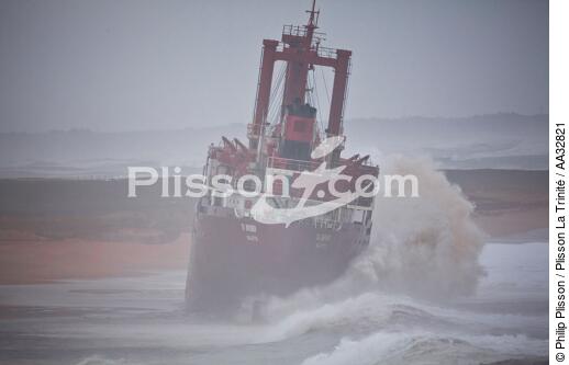 A cargo of 109 meters, the TK Bremen, ran aground on the night of Thursday 15 to Friday 16, December 2011 near the Ria of Etel in Morbihan [AT] - © Philip Plisson / Plisson La Trinité / AA32821 - Photo Galleries - Pollution