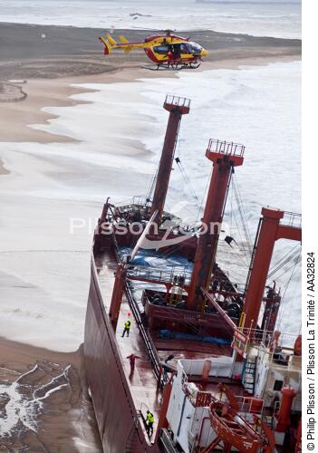 A cargo of 109 meters, the TK Bremen, ran aground on the night of Thursday 15 to Friday 16, December 2011 near the Ria of Etel in Morbihan [AT] - © Philip Plisson / Plisson La Trinité / AA32824 - Photo Galleries - Erdeven