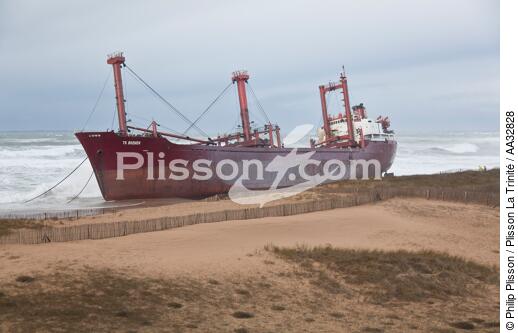 A cargo of 109 meters, the TK Bremen, ran aground on the night of Thursday 15 to Friday 16, December 2011 near the Ria of Etel in Morbihan [AT] - © Philip Plisson / Plisson La Trinité / AA32828 - Photo Galleries - Erdeven