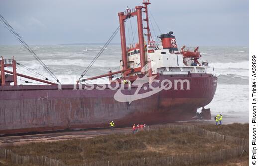 A cargo of 109 meters, the TK Bremen, ran aground on the night of Thursday 15 to Friday 16, December 2011 near the Ria of Etel in Morbihan [AT] - © Philip Plisson / Plisson La Trinité / AA32829 - Photo Galleries - Pollution