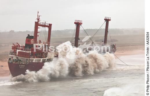A cargo of 109 meters, the TK Bremen, ran aground on the night of Thursday 15 to Friday 16, December 2011 near the Ria of Etel in Morbihan [AT] - © Philip Plisson / Plisson La Trinité / AA32834 - Photo Galleries - Weather