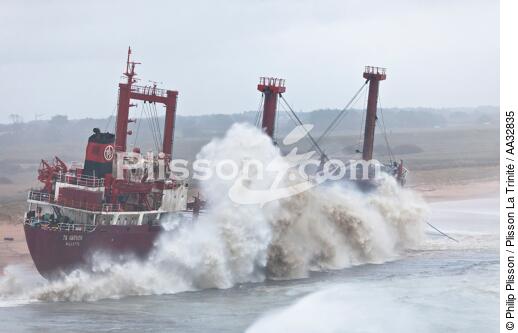 A cargo of 109 meters, the TK Bremen, ran aground on the night of Thursday 15 to Friday 16, December 2011 near the Ria of Etel in Morbihan [AT] - © Philip Plisson / Plisson La Trinité / AA32835 - Photo Galleries - Erdeven
