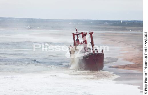 A cargo of 109 meters, the TK Bremen, ran aground on the night of Thursday 15 to Friday 16, December 2011 near the Ria of Etel in Morbihan [AT] - © Philip Plisson / Plisson La Trinité / AA32837 - Photo Galleries - Storm at sea