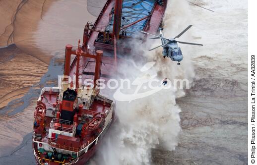 A cargo of 109 meters, the TK Bremen, ran aground on the night of Thursday 15 to Friday 16, December 2011 near the Ria of Etel in Morbihan [AT] - © Philip Plisson / Plisson La Trinité / AA32839 - Photo Galleries - Storm at sea