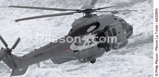 The storm Joachim on the Brittany coast. [AT] - © Philip Plisson / Plisson La Trinité / AA32859 - Photo Galleries - Military helicopter