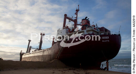 La déconstruction du cargo TK Bremen sur la plage d'Erdeven - © Philip Plisson / Plisson La Trinité / AA32919 - Nos reportages photos - Cargo