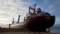 La déconstruction du cargo TK Bremen sur la plage d'Erdeven © Philip Plisson / Plisson La Trinité / AA32919 - Nos reportages photos - Cargo