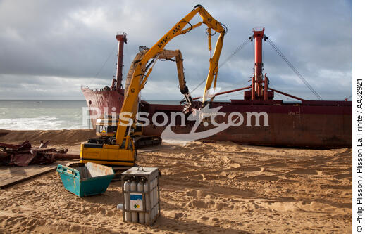 The deconstruction of cargo TK Bremen on the beach of Erdeven [AT] - © Philip Plisson / Plisson La Trinité / AA32921 - Photo Galleries - Pollution