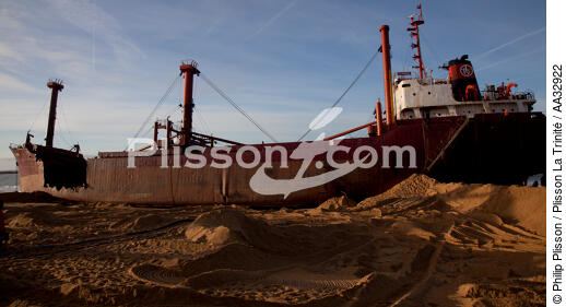 The deconstruction of cargo TK Bremen on the beach of Erdeven [AT] - © Philip Plisson / Plisson La Trinité / AA32922 - Photo Galleries - Pollution
