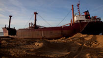 La déconstruction du cargo TK Bremen sur la plage d'Erdeven © Philip Plisson / Plisson La Trinité / AA32922 - Nos reportages photos - Erdeven