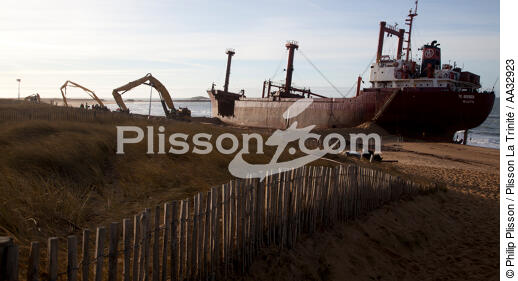 The deconstruction of cargo TK Bremen on the beach of Erdeven [AT] - © Philip Plisson / Plisson La Trinité / AA32923 - Photo Galleries - Pollution