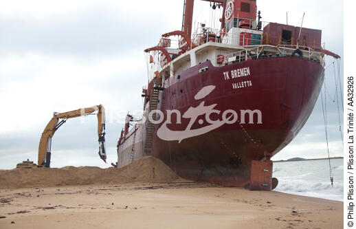 La déconstruction du cargo TK Bremen sur la plage d'Erdeven - © Philip Plisson / Plisson La Trinité / AA32926 - Nos reportages photos - Echouage