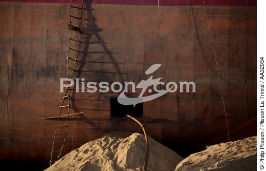 La déconstruction du cargo TK Bremen sur la plage d'Erdeven - © Philip Plisson / Plisson La Trinité / AA32934 - Nos reportages photos - Erdeven