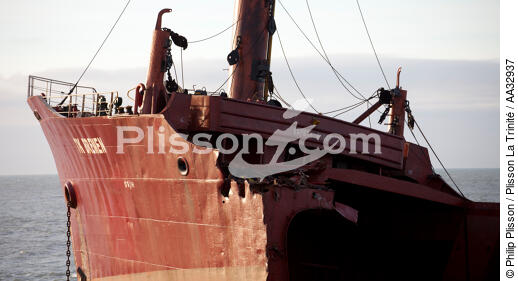La déconstruction du cargo TK Bremen sur la plage d'Erdeven - © Philip Plisson / Plisson La Trinité / AA32937 - Nos reportages photos - Ville [56]