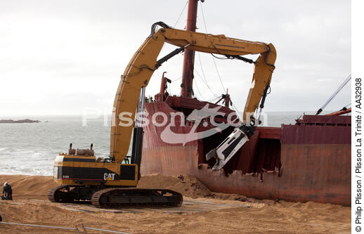 The deconstruction of cargo TK Bremen on the beach of Erdeven [AT] - © Philip Plisson / Plisson La Trinité / AA32938 - Photo Galleries - Running aground