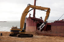 La déconstruction du cargo TK Bremen sur la plage d'Erdeven © Philip Plisson / Plisson La Trinité / AA32938 - Nos reportages photos - Cargo