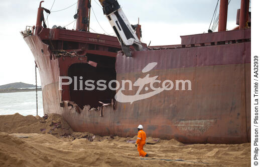 La déconstruction du cargo TK Bremen sur la plage d'Erdeven - © Philip Plisson / Plisson La Trinité / AA32939 - Nos reportages photos - Pollution