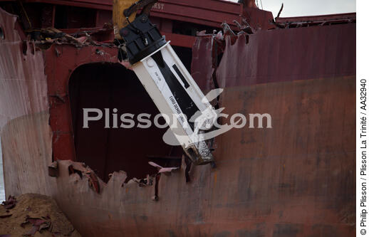 La déconstruction du cargo TK Bremen sur la plage d'Erdeven - © Philip Plisson / Plisson La Trinité / AA32940 - Nos reportages photos - Transport maritime