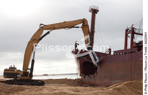 La déconstruction du cargo TK Bremen sur la plage d'Erdeven - © Philip Plisson / Plisson La Trinité / AA32941 - Nos reportages photos - Ville [56]