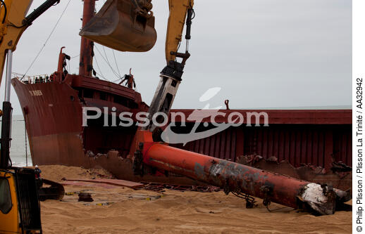 La déconstruction du cargo TK Bremen sur la plage d'Erdeven. - © Philip Plisson / Plisson La Trinité / AA32942 - Nos reportages photos - Ville [56]