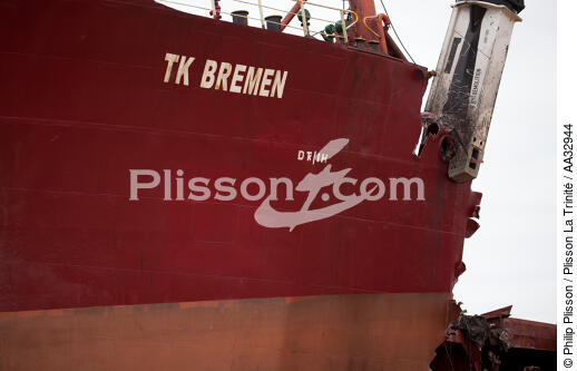 The deconstruction of cargo TK Bremen on the beach of Erdeven. [AT] - © Philip Plisson / Plisson La Trinité / AA32944 - Photo Galleries - Maritime transport
