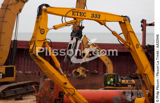 La déconstruction du cargo TK Bremen sur la plage d'Erdeven. - © Philip Plisson / Plisson La Trinité / AA32946 - Nos reportages photos - Erdeven