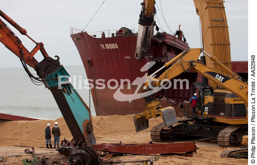 The deconstruction of cargo TK Bremen on the beach of Erdeven. [AT] - © Philip Plisson / Plisson La Trinité / AA32948 - Photo Galleries - Cargo ship