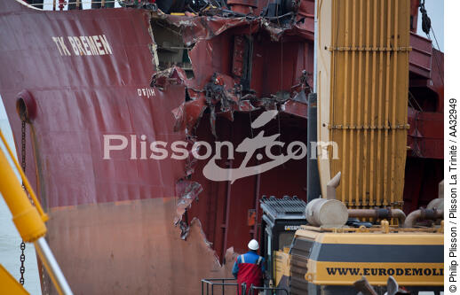 La déconstruction du cargo TK Bremen sur la plage d'Erdeven. - © Philip Plisson / Plisson La Trinité / AA32949 - Nos reportages photos - Cargo