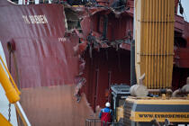 La déconstruction du cargo TK Bremen sur la plage d'Erdeven. © Philip Plisson / Plisson La Trinité / AA32949 - Nos reportages photos - Transport maritime