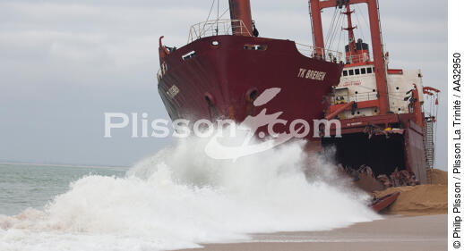 La déconstruction du cargo TK Bremen sur la plage d'Erdeven. - © Philip Plisson / Plisson La Trinité / AA32950 - Nos reportages photos - Echouage