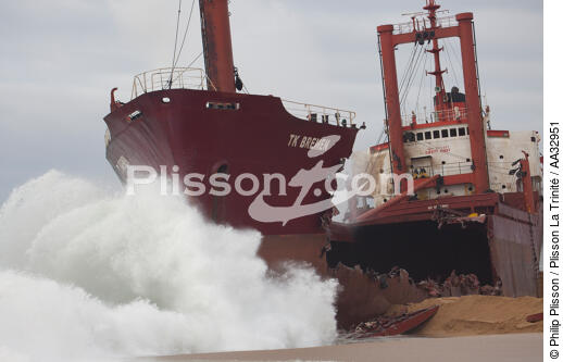 La déconstruction du cargo TK Bremen sur la plage d'Erdeven. - © Philip Plisson / Plisson La Trinité / AA32951 - Nos reportages photos - Pollution