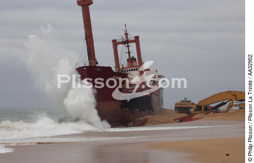La déconstruction du cargo TK Bremen sur la plage d'Erdeven. - © Philip Plisson / Plisson La Trinité / AA32952 - Nos reportages photos - Cargo