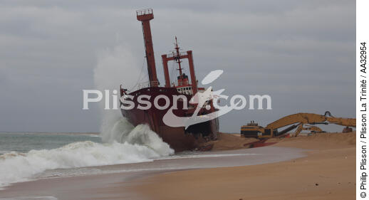 La déconstruction du cargo TK Bremen sur la plage d'Erdeven. - © Philip Plisson / Plisson La Trinité / AA32954 - Nos reportages photos - Erdeven