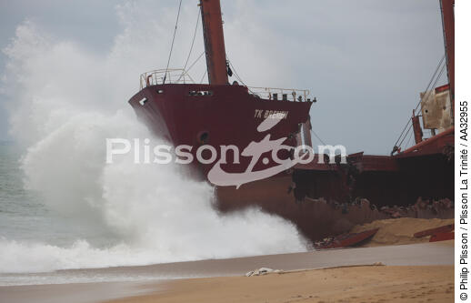 The deconstruction of cargo TK Bremen on the beach of Erdeven. [AT] - © Philip Plisson / Plisson La Trinité / AA32955 - Photo Galleries - Cargo ship