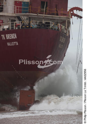 La déconstruction du cargo TK Bremen sur la plage d'Erdeven. - © Philip Plisson / Plisson La Trinité / AA32956 - Nos reportages photos - Vertical