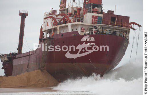 La déconstruction du cargo TK Bremen sur la plage d'Erdeven. - © Philip Plisson / Plisson La Trinité / AA32957 - Nos reportages photos - Transport maritime