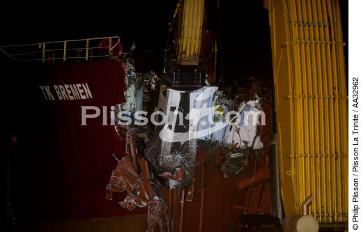 La déconstruction du cargo TK Bremen sur la plage d'Erdeven. - © Philip Plisson / Plisson La Trinité / AA32962 - Nos reportages photos - Transport maritime