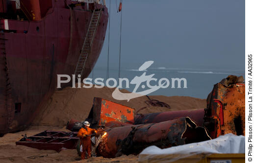 The deconstruction of cargo TK Bremen on the beach of Erdeven. [AT] - © Philip Plisson / Plisson La Trinité / AA32965 - Photo Galleries - Cargo ship