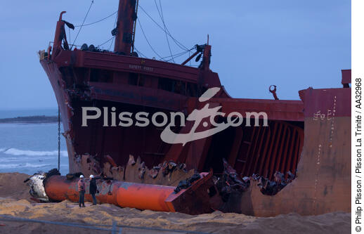 The deconstruction of cargo TK Bremen on the beach of Erdeven. [AT] - © Philip Plisson / Plisson La Trinité / AA32968 - Photo Galleries - Pollution