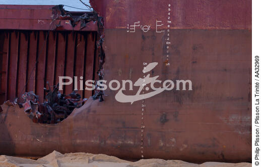 La déconstruction du cargo TK Bremen sur la plage d'Erdeven. - © Philip Plisson / Plisson La Trinité / AA32969 - Nos reportages photos - Transport maritime