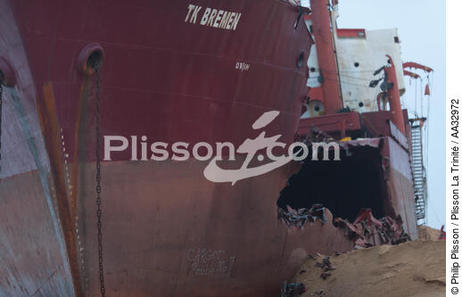 The deconstruction of cargo TK Bremen on the beach of Erdeven. [AT] - © Philip Plisson / Plisson La Trinité / AA32972 - Photo Galleries - Cargo ship